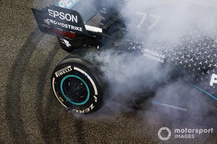 Valtteri Bottas, Mercedes F1 W11, 2ª posición, hace donuts después de la carrera