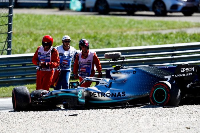 Los Marshals llegan al accidente de Valtteri Bottas, Mercedes AMG W10 