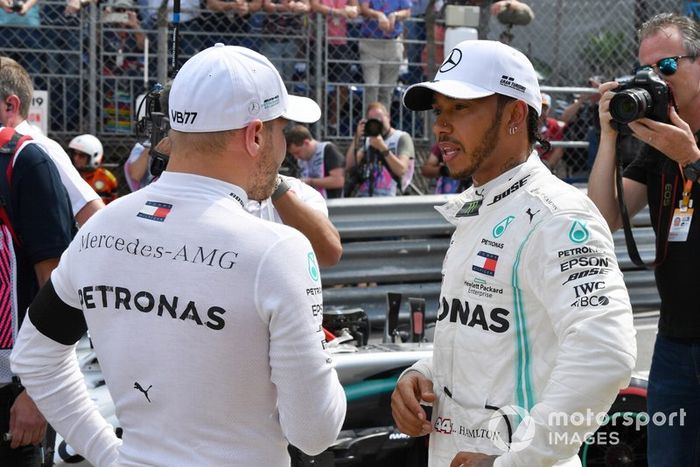 Valtteri Bottas, Mercedes AMG F1, habla con el hombre de la pole Lewis Hamilton, Mercedes AMG F1, después de la clasificación