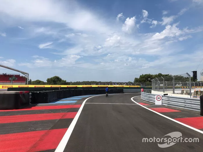 Vue détaillée de la voie des stands sur le Circuit Paul Ricard