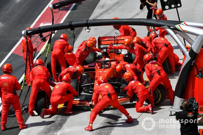Sebastian Vettel, Ferrari SF90, pits