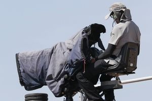 Un cámara filma el primer entrenamiento de MotoGP
