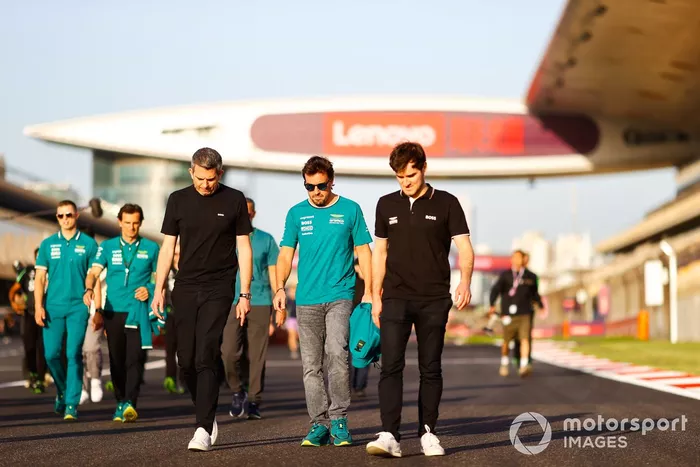 Fernando Alonso, Aston Martin F1 Team, sur la piste avec ses ingénieurs