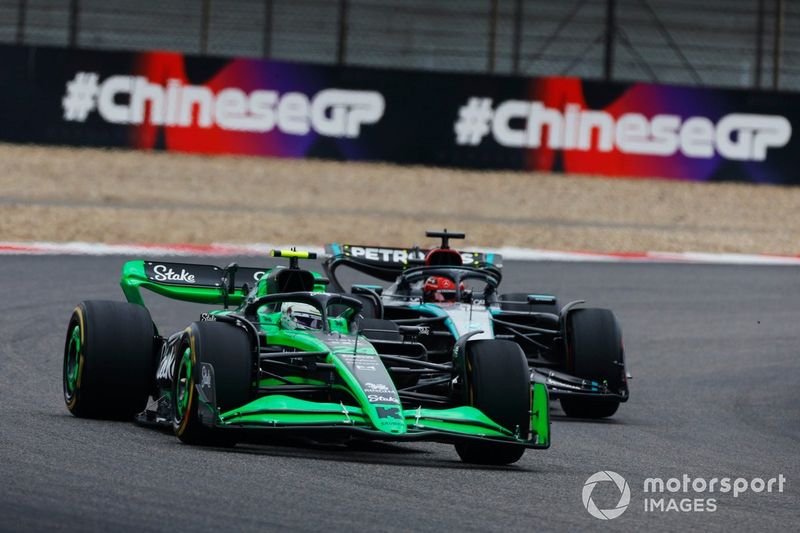 Zhou Guanyu, Kick Sauber C44, George Russell, Mercedes F1 W15