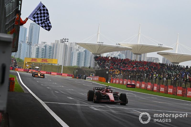 Carlos Sainz, Ferrari SF-24, passa la bandiera a scacchi al termine della Sprint Race