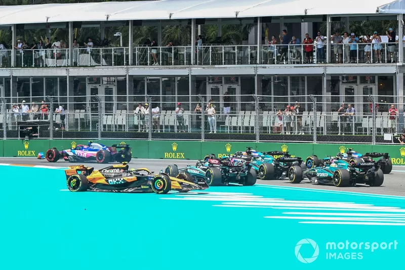 Lando Norris, McLaren MCL38, Lance Stroll, Aston Martin AMR24, Fernando Alonso, Aston Martin AMR24, et Sir Lewis Hamilton, Mercedes F1 W15, entrent en collision au départ du Sprint
