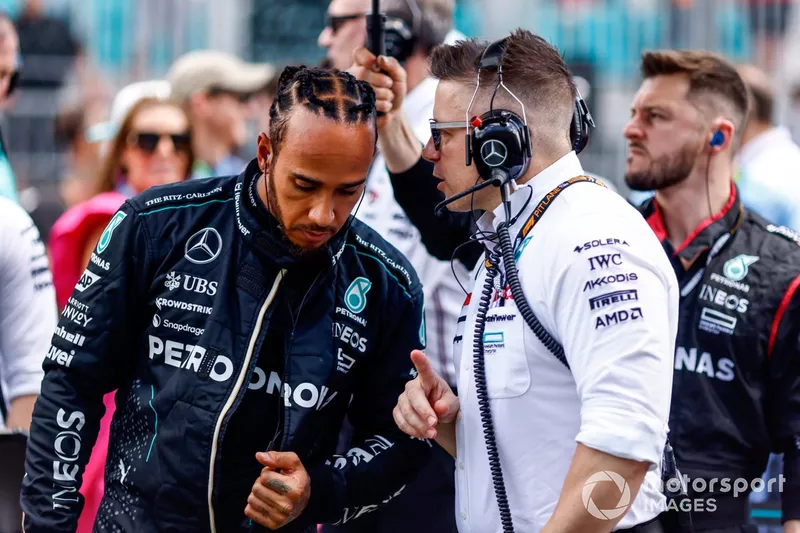 Lewis Hamilton, Mercedes-AMG F1 Team, Peter Bonnington, Senior Race Engineer, Mercedes-AMG F1 Team, sur la grille de départ
