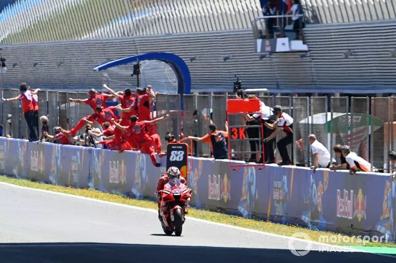 Ganador Jack Miller, Ducati Team cruza la meta