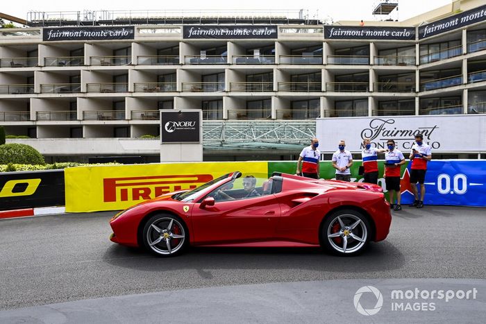Un Ferrari y Nikita Mazepin, Haas F1, con su equipo