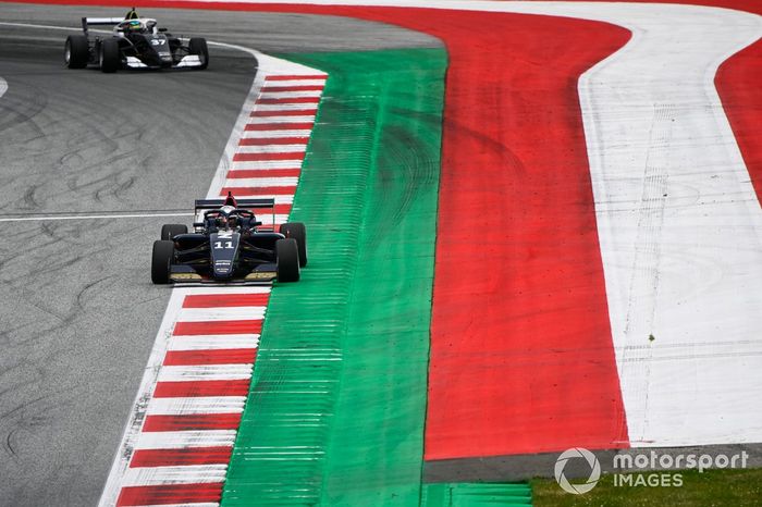 Vicky Piria, Sabre Cook