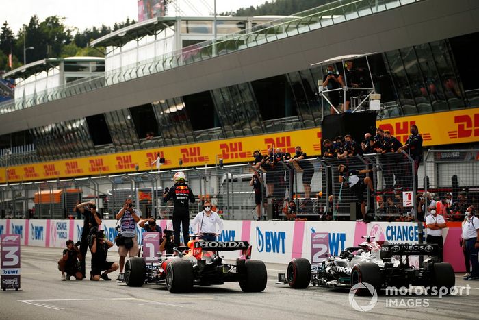 Ganador Max Verstappen, Red Bull Racing celebra en Parc Ferme