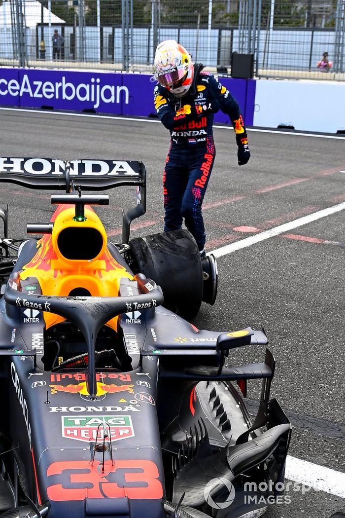 Max Verstappen, Red Bull Racing pateando su coche tras retirarse de la carrera