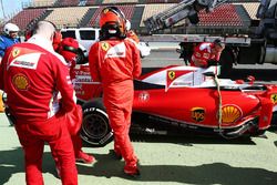 Kimi Raikkonen, Ferrari SF16-H se detiene al final del pit lane