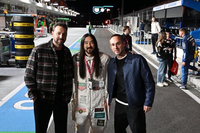 Steve Aoki y Michael Rubin en el Paddock