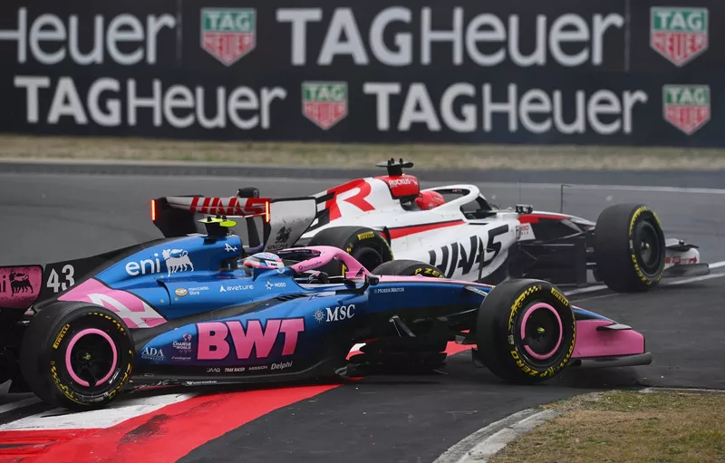 Esteban Ocon, del equipo Haas F1, y Franco Colapinto, de Alpine, sufren un accidente