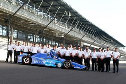 Scott Dixon, Chip Ganassi Racing Honda posa para fotos de la primera fila con los ingenieros de Hond