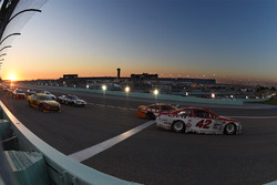 Restart: Kyle Larson, Chip Ganassi Racing, Chevrolet, führt