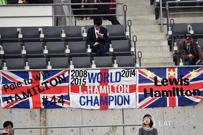 Lewis Hamilton, Mercedes AMG F1 fans y banners