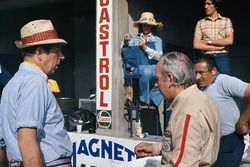 Rob Walker con su esposa Betty y John Surtees