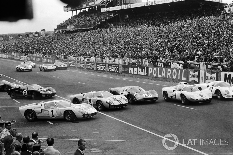 #1 Ken Miles, is getting jumped at the start by John Whitmore's Ford #8, Mike Parkes' Ferrari #20, Jo Bonnier's Chaparral-Chevrolet #9 and Bob Bondurant's Ferrari #8
