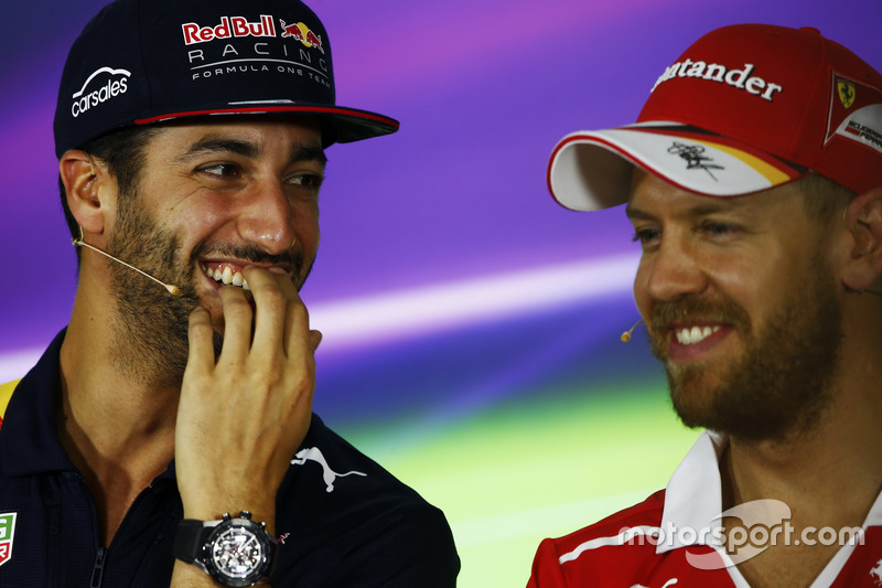Даніель Ріккардо, Red Bull Racing, Себастьян Феттель, Ferrari, під час прес-конференції FIA