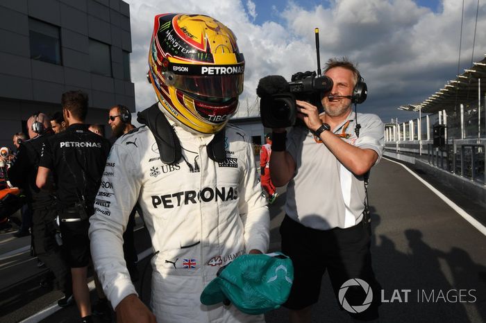 Ganador de la pole Lewis Hamilton, Mercedes AMG F1 celebra en parc ferme