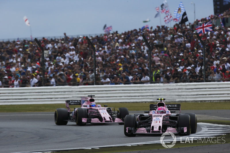 Esteban Ocon, Sahara Force India F1 VJM10, Sergio Perez, Sahara Force India F1 VJM10