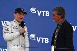 Ganador de la carrera Valtteri Bottas, Mercedes AMG F1 yEddie Jordan, Channel 4 F1 TV