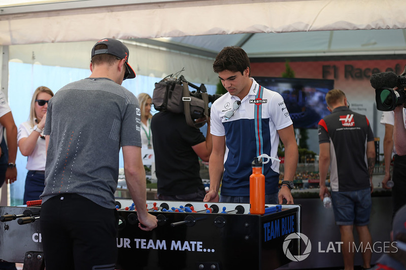 Stoffel Vandoorne, McLaren y Lance Stroll, Williams juegan al futbolín