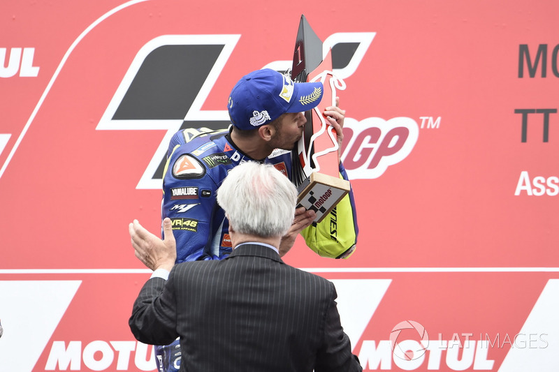 Rossi celebra la victoria en Assen 2017, la última para él y Yamaha hasta ahora