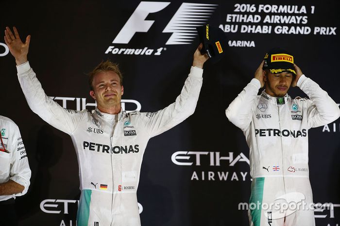 Podio: ganador de la carrera Lewis Hamilton, Mercedes AMG F1y Podio: segundo lugar y campeón del mundo 2016 F1 Nico Rosberg, Mercedes AMG F1