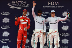 Sebastian Vettel, Ferrari; el poleman Lewis Hamilton, Mercedes AMG F1 y Valtteri Bottas, Mercedes AM