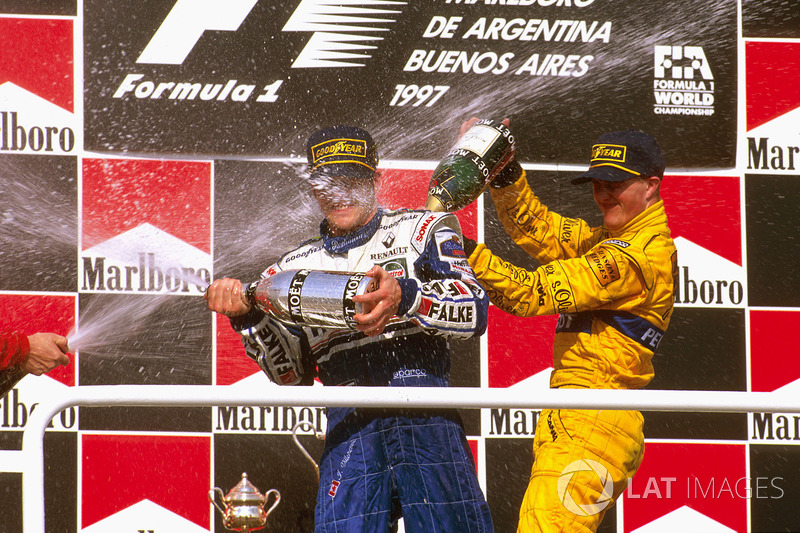 Podium: winnaar Jacques Villeneuve, Williams Renault, derde Ralf Schumacher, Jordan Peugeot