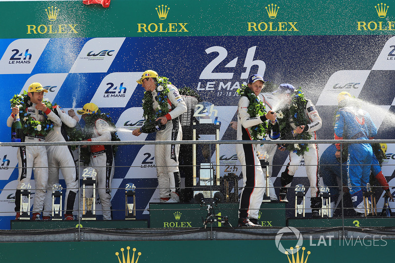 Podio: i vincitori della gara Timo Bernhard, Earl Bamber, Brendon Hartley, Porsche Team, al secondo posto Ho-Pin Tung, Oliver Jarvis, Thomas Laurent, DC Racing, al terzo posto Mathias Beche, David Heinemeier Hansson, Nelson Piquet Jr., Vaillante Rebellion
