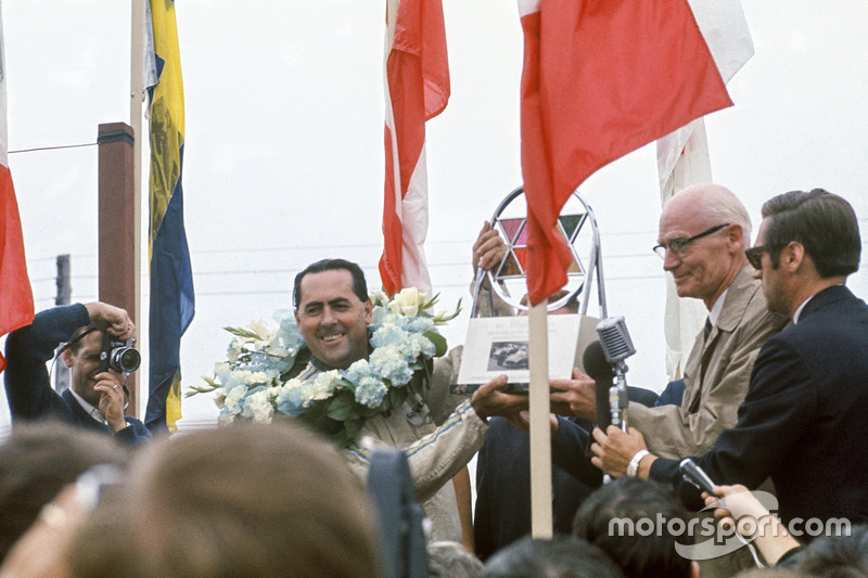 Jack Brabham, Brabham BT24-Repco, celebra la victoria en el podio