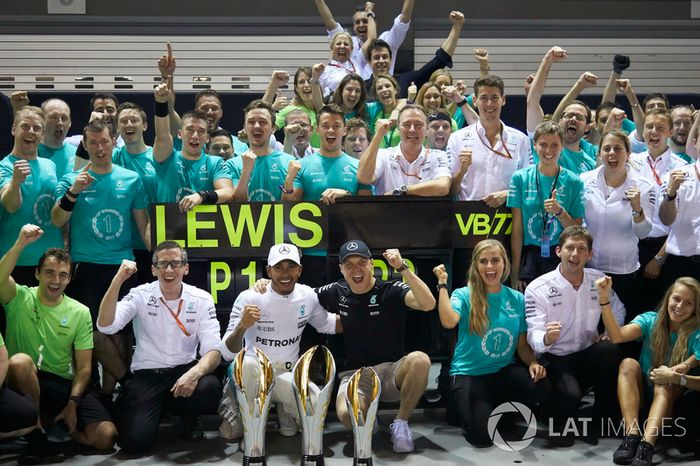 Ganador, Lewis Hamilton, Mercedes AMG F1, tercero, Valtteri Bottas, Mercedes AMG F1, celebran con el