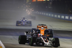 Romain Grosjean, Haas F1 Team VF-17 leads, Fernando Alonso, McLaren MCL32 and Marcus Ericsson, Sauber C36