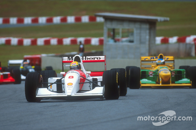 Ayrton Senna, McLaren MP4/8 Ford lidera a Michael Schumacher, Benetton B192B Ford