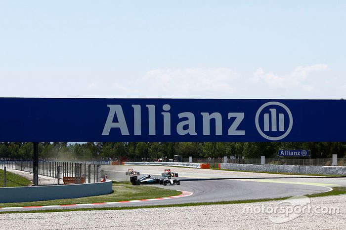 Lewis Hamilton, Mercedes AMG F1 W07 Hybrid y Nico Rosberg, Mercedes AMG F1 W07 Hybrid chocan en la primera vuelta de la carrera