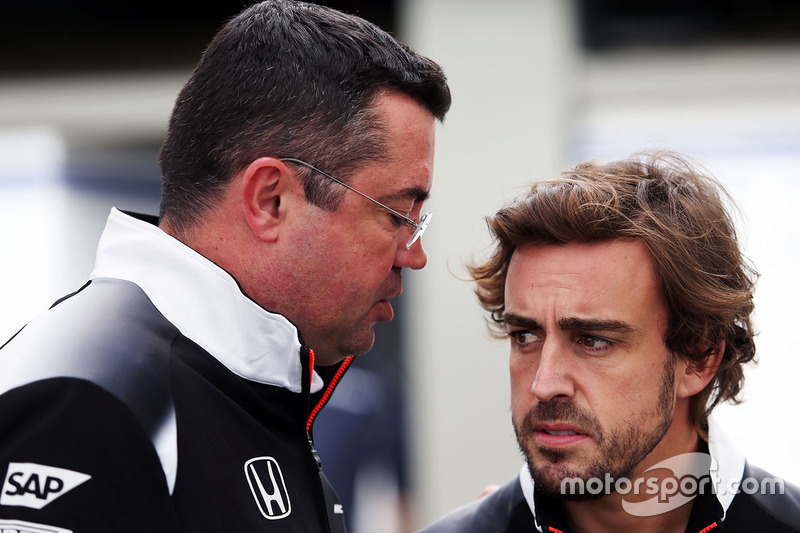 Eric Boullier, McLaren Director de carrera con Fernando Alonso, McLaren