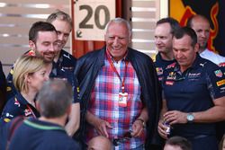 Dietrich Mateschitz, dueño de Red Bull celebra con el equipo