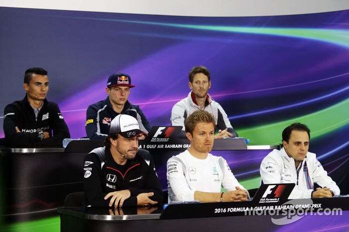 La Conferencia de prensa FIA: Pascal Wehrlein, Manor Racing; Max Verstappen, Scuderia Toro Rosso; Romain Grosjean, Haas F1 Team; Fernando Alonso, McLaren; Nico Rosberg, de Mercedes AMG F1; Felipe Massa, Williams