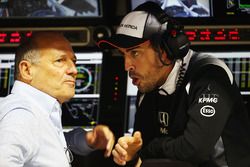 Presidente Ejecutivo de McLaren, Ron Dennis y Fernando Alonso, McLaren