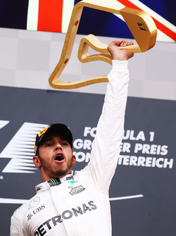 Победитель гонки - Льюис Хэмилтон, Mercedes AMG F1 празднует на подиуме