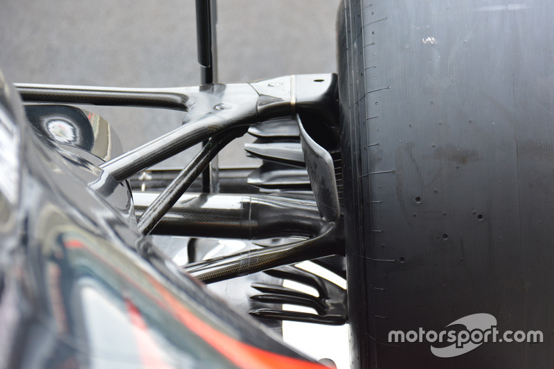 McLaren MP4-31: la sospensione posteriore