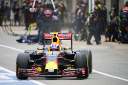 Max Verstappen, Red Bull Racing RB12 hace una parada en pits