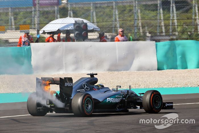 Lewis Hamilton, Mercedes AMG F1 W07 Hybrid  retirado de la carrera por problemas con el motor