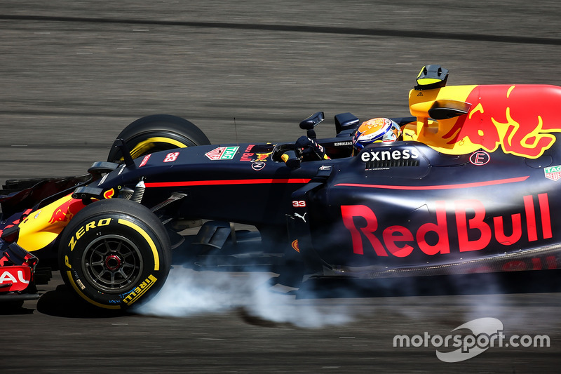 Max Verstappen, Red Bull Racing RB12 locks up under braking