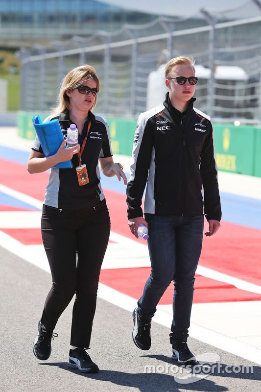 Nikita Mazepin, Sahara Force India F1 Team piloto de desarrollo anda el circuito con Bernadette Collins, Ingeniero de estrategia y Sahara Force India F1 Team Performance