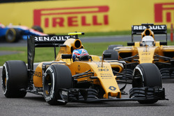 Jolyon Palmer, Renault Sport F1 Team RS16 devant son équipier Kevin Magnussen, Renault Sport F1 Team RS16